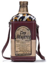tres mujeres reposado tequila with leather case